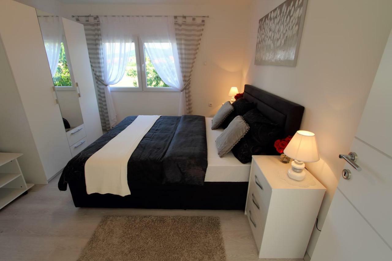 Apartman Ana Apartment Otocac Ngoại thất bức ảnh
